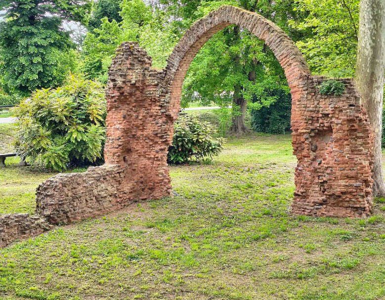 Arco di Castel Trivellin, Italy